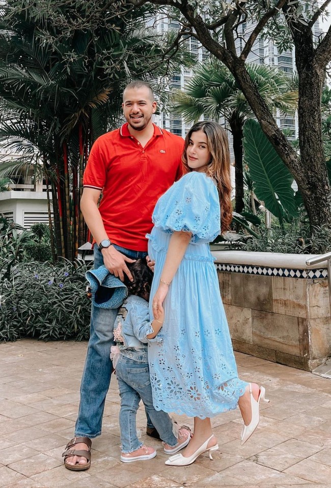 Menikah dengan Ahmad Assegaf pada 18 Februari 2018, keduanya sudah dikaruniai seorang putri cantik dan kini tengah menanti kehadiran anak keduanya. Wajah putri pertamanya sendiri hingga saat ini masih belum diungkap secara jelas ke publik. Foto: Instagram/@tasyafarasya