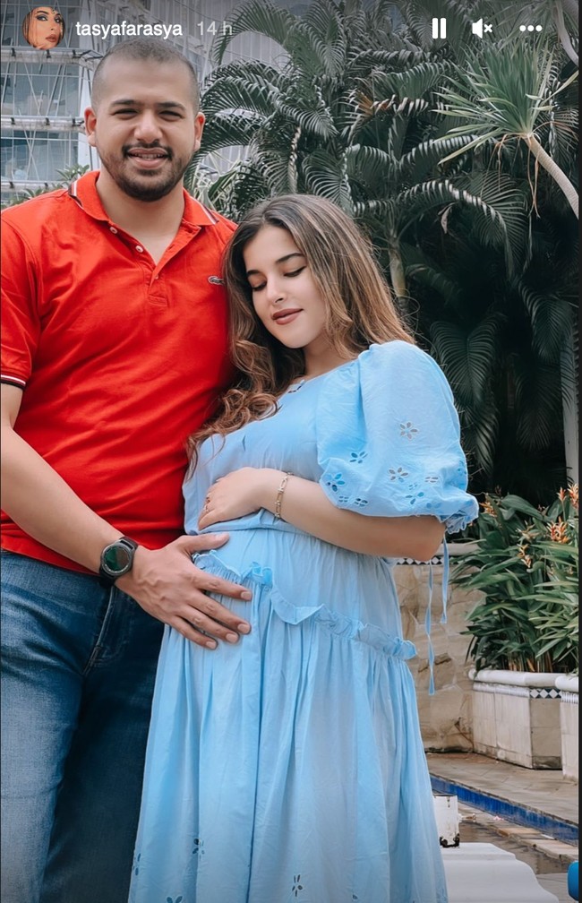 Begini potret Tasya Farasya pamer baby bump bersama sang suami. Sebentar lagi Tasya dan Ahmad akan menjadi orangtua bagi 2 orang anaknya. Foto: Instagram/@tasyafarasya