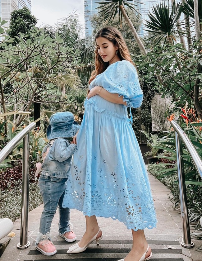 Tasya Farasya akhirnya mengungkapkan ke publik perihal kehamilannya yang kedua. Melalui akun Instagramnya, beauty influencer itupun tampak membagikan foto-foto perutnya yang sudah terlihat semakin membesar. Foto: Instagram/@tasyafarasya