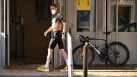 Pebalap Jonas Vingegaard terlihat sebelum menjalani tes COVID-19 pada etape 15 TDF 2022, Prancis, Minggu (17/7/2022). Pekan kedua menempatkan pebalap Jumbo Visma, Jonas Vingegaard unggul sementara dalam general classification (GC). Ia mengenakan maillout jaune alias jersey kuning. Pebalap Denmark itu ditempel oleh Tadej Pogacar (+2:22) dan Geraint Thomas (+2:43).  (Marco Bertorello/AFP/Getty Images)