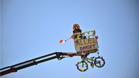 Penonton membuat dukungan untuk para pebalap pada etape 14 TDF 2022, Prancis, Sabtu (16/7/2022). (Marco Bertorello/AFP/Getty Images)