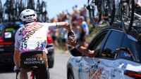 Pebalap Stan Dewulf mengambil minum dari mobil tim pada etape 14 TDF 2022, Prancis, Sabtu (16/7/2022).  Balapan akan berlanjut ke Etape 16, Selasa, (19/7/2022). Etape ini sejauh 178,5 km dengan 2 tanjakan panjang pada km 125 adn 151. Rolling panjang di tanjakan tersebut mencapai 7 persen sepanjang 11 km dan 8 persen sejauh 9 km. (Alex Broadway/Getty Images)