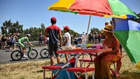 Sprinter tercepat mengenakan jersey hijau, Wout Van Aert memacu sepedanya pada etape 15 TDF 2022, Prancis, Minggu (17/7/2022). Balapan akan berakhir di Paris, Minggu (24/7/2022). (Marco Bertorello/AFP/Getty Images)