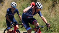Pebalap Trek-Segafredo, Mads Pedersen membasahi tubuh dengan air minum pada etape 15 TDF 2022, Prancis, Minggu (17/7/2022). Cuaca panas menjadi tantangan terbesar para pebalap. Suhu mencapai 39 derajat Celcius pada titik tertinggi dan membuat stamina terkuras. (Alex Broadway/Getty Images)