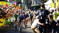 Pebalap tim Alpecin-Fenix Jasper Philipsen menjadi yang tercepat pada etape 15 Tour de France (TDF) 2022 di Carcassonne, Prancis, Minggu (17/7/2022). Ia mencatat waktu 4 jam 27 menit 27 detik untuk menyelesaikan rute sepanjang 202,5 km. Posisi kedua oleh Wout van Aert dan ketiga Mads Pedersen dengan selisih waktu 0 detik. (Tim de Waele/Getty Images)