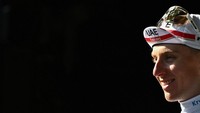 Juara bertahan Tadej Pogacar tersenyum sebelum balapan pada etape 15 TDF 2022, Prancis, Minggu (17/7/2022). Pogacar masih menempel Jonas Vingegaard. Juara bertahan TDF 2021 tersebut, beberapa kali berusaha membalik keadaan dengan menyerang Vingegaard yang mengenakan jersey kuning. (Anne-Christine/AFP/Getty Images)