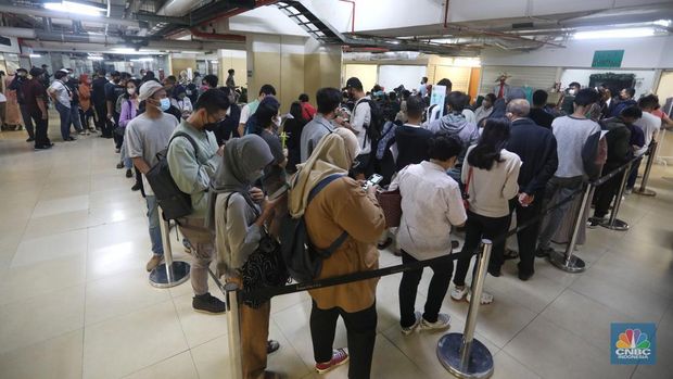 Tenaga kesehatan menyuntikan vaksin COVID-19 kepeda warga saat pelaksanaan vaksinasi massal di Kota Kasablanka, Jakarta, Senin (18/7/2022). Pemprov DKI Jakarta memberlakukan syarat vaksinasi booster untuk masyarakat yang beraktivitas di fasilitas umum seperti sektor perkantoran, mal hingga tempat pariwisata di Jakarta. (CNBC Indonesia/Andrean Kristianto)