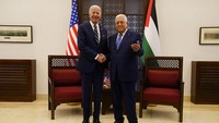 Presiden Palestina Mahmoud Abbas dan Presiden AS Joe Biden berjabat tangan di kota Bethlehem, Tepi Barat, Palestina, Jumat (15/7/2022). Usai mengunjungi Israel, Joe Biden memberikan sejumlah bantuan kepada Palestina namun tak membahas rencana baru perdamaian antara Israel dan Palestina. Setelah itu ia bergegas ke Arab Saudi. (AP Photo/Evan Vucci)  