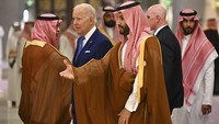 Presiden AS Joe Biden (kiri tengah) dan Putra Mahkota Saudi Mohammed bin Salman (tengah), tiba untuk pertemuan GCC+3 (Gulf Cooperation Council) di sebuah hotel di kota pesisir Laut Merah Arab Saudi, Jeddah, Sabtu (16/7/2022) waktu setempat. (AP Photo/Mandel Ngan)  
