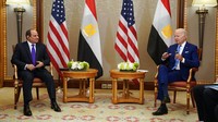 Presiden Joe Biden bertemu dengan Presiden Mesir Abdel Fattah el-Sissi di Jeddah, Arab Saudi, Sabtu (16/7/2022) waktu setempat. (AP Photo/Evan Vucci)  