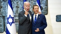 Presiden Joe Biden berdiri di sebelah Presiden Israel Isaac Herzog di kediaman Presiden Israel di Yerusalem, Israel, Kamis (14/7/2022) waktu setempat. Pihak Israel berharap kunjungan Joe Biden ke Timur Tengah ini akan menjadi awal hubungan diplomatik negaranya dengan Arab Saudi. (AP Photo/Evan Vucci)  