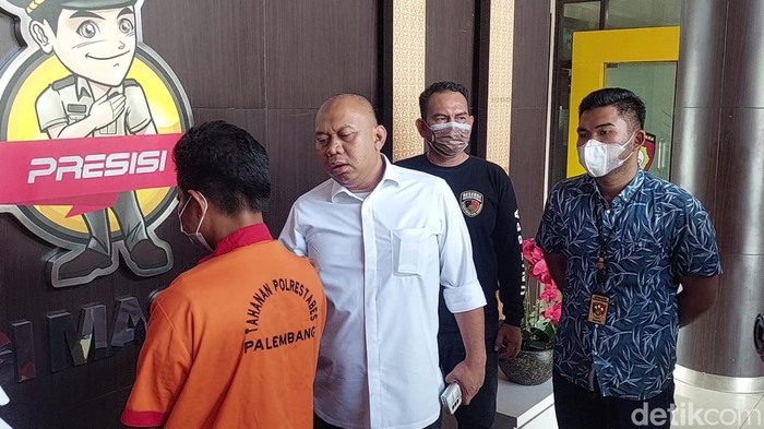 Kms (pakai baju tahanan) saat di Mapolrestabes Palembang  (Prima Syahbana/detikSumut)