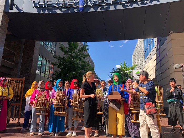 Tim Angklung Muhibah asal Bandung sukses menghibur ratusan warga lokal Amerika Serikat. Ini membuktikan musik tradisional yang asyik dapat dinikmati secara internasional.