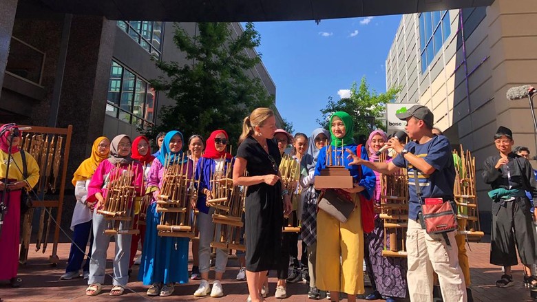 Tim angklung Muhibah asal Bandung di AS Tim Angklung Muhibah asal Bandung sukses menghibur ratusan warga lokal Amerika Serikat. Ini membuktikan musik tradisional yang asyik dapat dinikmati secara internasional.