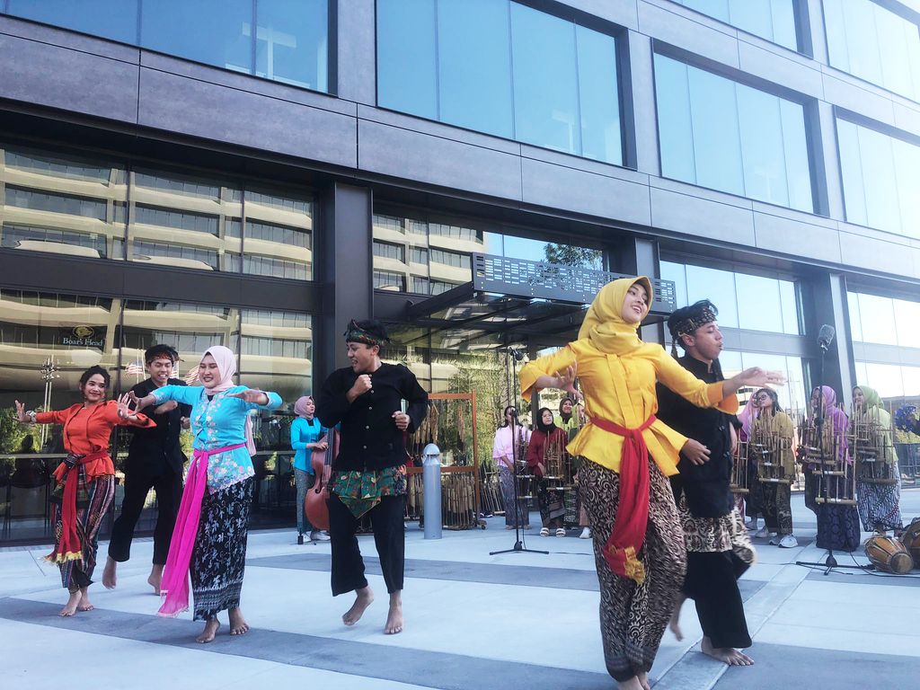 Tim Angklung Muhibah asal Bandung sukses menghibur ratusan warga lokal Amerika Serikat. Ini membuktikan musik tradisional yang asyik dapat dinikmati secara internasional.