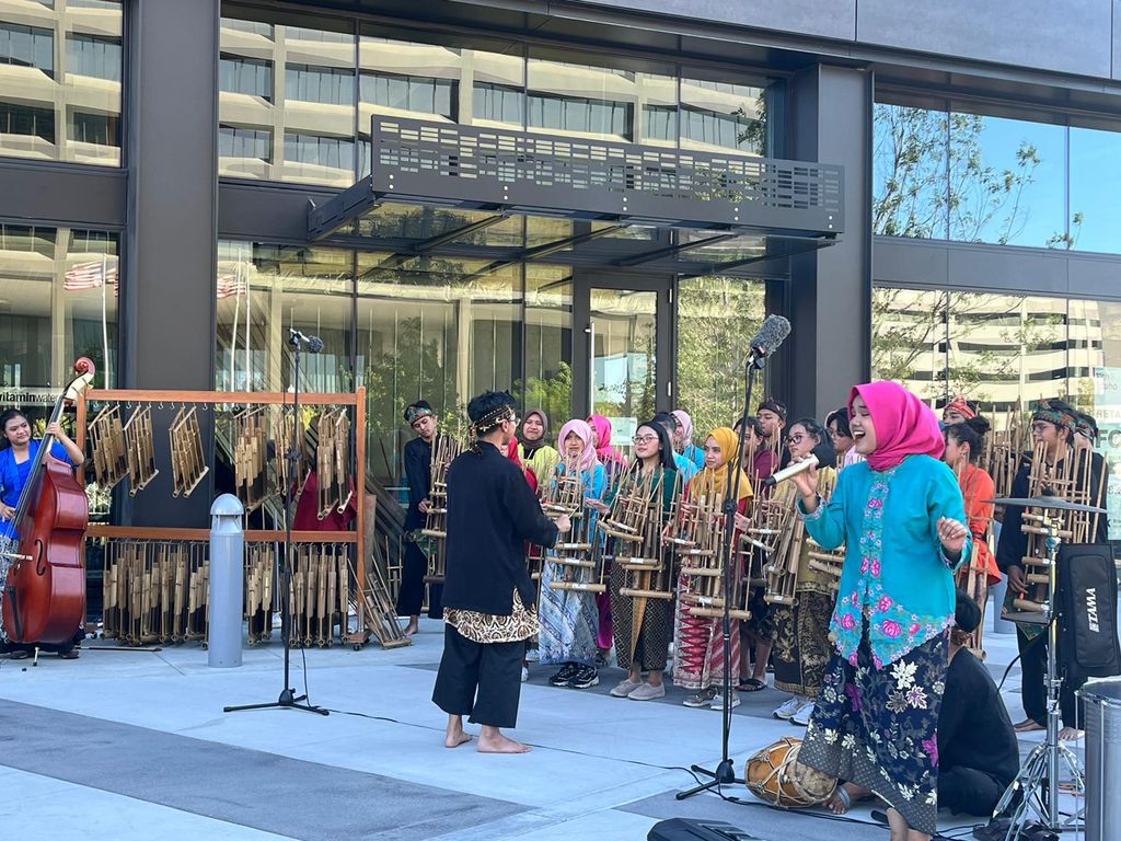 Tim Angklung Muhibah asal Bandung sukses menghibur ratusan warga lokal Amerika Serikat. Ini membuktikan musik tradisional yang asyik dapat dinikmati secara internasional.