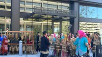 Penampilannya berhasil menarik perhatian orang yang melintasi tempat pertunjukkan sehingga mereka menghampiri sekaligus menikmati alunan lagu mulai dari lagu atau musik tradisional seperti Badindin, Jali-Jali hingga lagu internasional terkenal seperti Santorini, New York New York, Mamma Mia, Nothing Else Matters, dan lagu menarik lainnya. (dok. KJRI San Francisco)