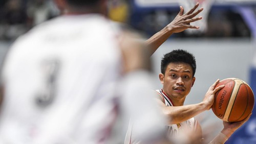Pebasket Timnas Indonesia Andakara Prastawa (kanan) bersiap memberikan bola saat melawan Timnas Arab Saudi dalam window ketiga Kualifikasi FIBA World Cup 2023 Grup C Zona Asia di Istora Senayan, Jakarta, Jumat (1/7/2022). Timnas Basket Indonesia dikalahkan Arab Saudi dengan skor 67-69. ANTARA FOTO/M Risyal Hidayat/YU