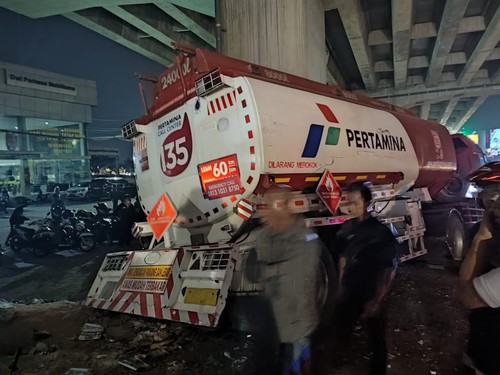 TKP kecelakaan truk Pertamina di jalan Transyogi, Cibubur (Rizky-detikcom)