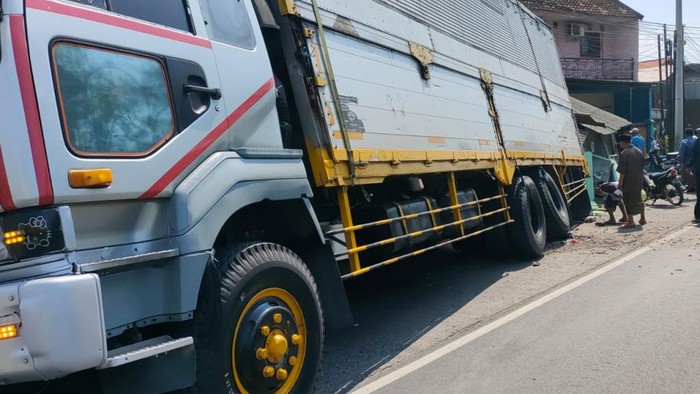 Truk mundur tabrak mobil, motor dan warung di Pasuruan