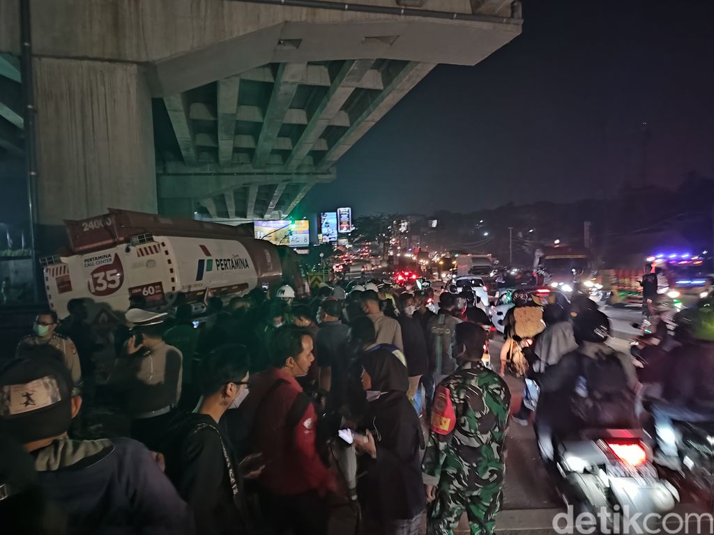 Truk tangki pertamina masih berada di TKP (Rizky Adha Mahendra/detikcom)