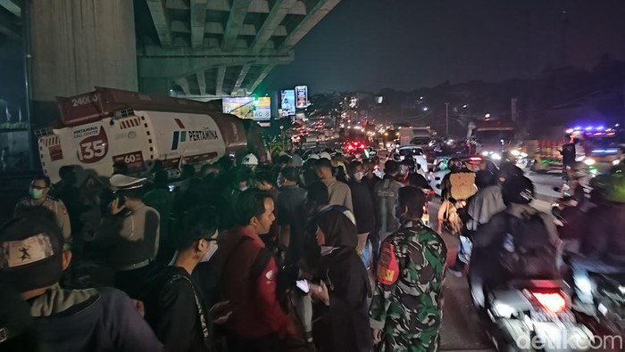 Truk tangki pertamina masih berada di TKP (Rizky Adha Mahendra/detikcom)