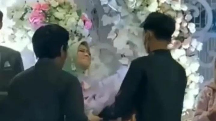 Viral di medsos seorang pria menghadiri nikahan mantan di Koltim, Sultra.