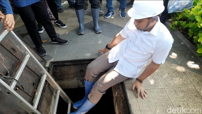 Wali Kota Surabaya Eri Cahyadi saat mengecek gorong-gorong