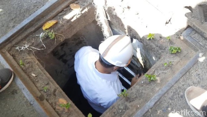 Wali Kota Surabaya Eri Cahyadi saat mengecek gorong-gorong