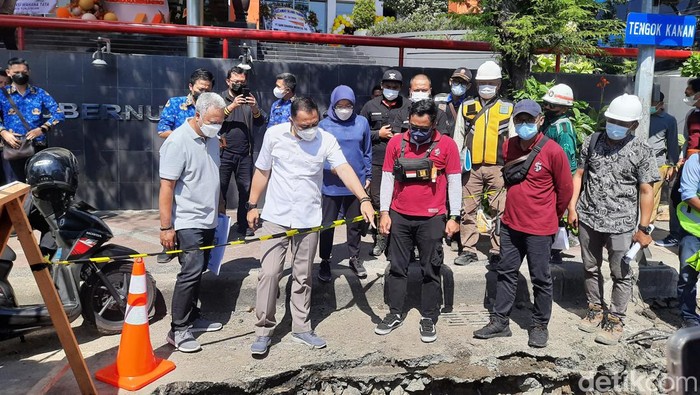 Wali Kota Surabaya Masuk ke Gorong-gorong Wali Kota Surabaya Eri Cahyadi mengecek saluran air di beberapa titik. Bahkan ia sampai masuk ke gorong-gorong.