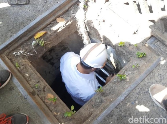 Wali Kota Surabaya Eri Cahyadi mengecek saluran air di beberapa titik. Bahkan ia sampai masuk ke gorong-gorong.