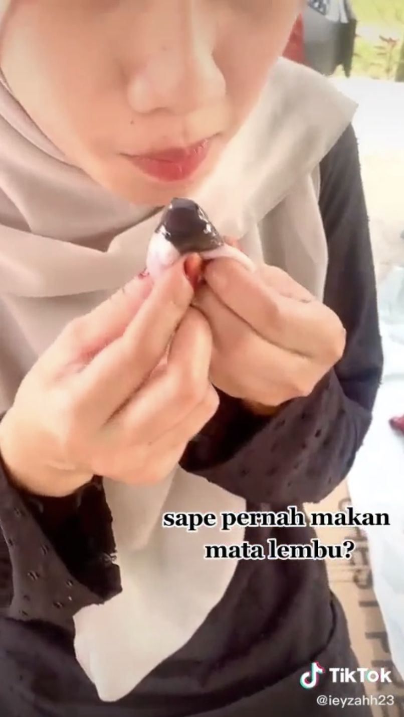 Wanita makan mata sapi mentah kayak jelly