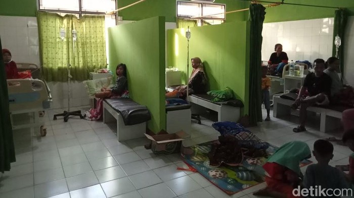 Warga Desa Lumbirejo, Pesawaran, Lampung dirawat di RS usai keracunan mi ayam.