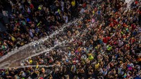 Festival ini digelar saat gelombang panas menerjang Spanyol yang suhunya bisa mencapai di atas 40 derajat celcius.  