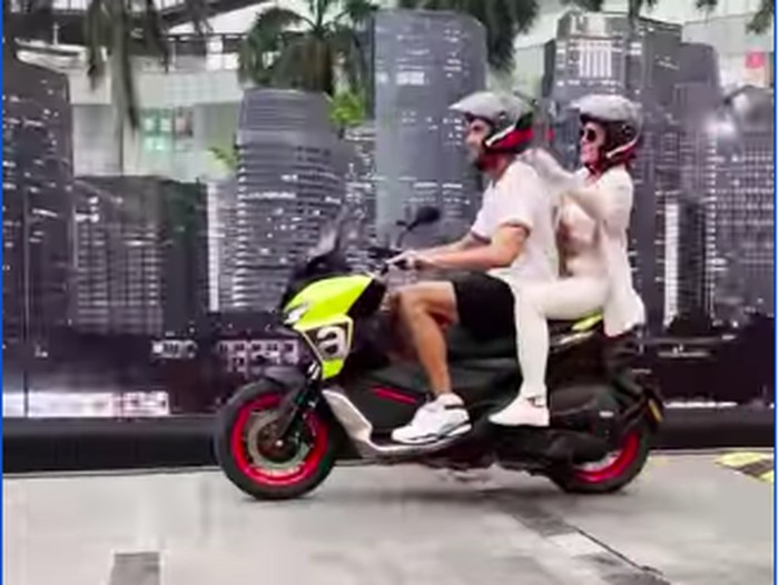 Wulan Guritno Dibonceng Sabda Ahessa Naik Aprilia SR-GT 200
