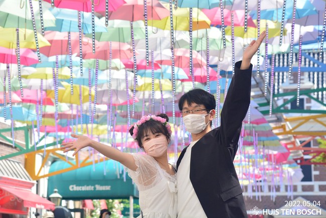 Tak sia-sia, Mitsuo pun di-notice Yuki bahkan idola tersebut mulai menyukainya. Suatu hari, dia tidak ada di konser kami. Aku pikir, itu aneh karena dia selalu datang dan aku mulai mencarinya dari panggung. Tanpa dia di barisan penonton, aku merasa kosong. Sejak saat itu, aku sadar aku mulai menyukainya, kata Yuki.Foto: Twitter @_tomoe_0722