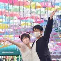 Tak sia-sia, Mitsuo pun di-notice Yuki bahkan idola tersebut mulai menyukainya. Suatu hari, dia tidak ada di konser kami. Aku pikir, itu aneh karena dia selalu datang dan aku mulai mencarinya dari panggung. Tanpa dia di barisan penonton, aku merasa kosong. Sejak saat itu, aku sadar aku mulai menyukainya, kata Yuki.Foto: Twitter @_tomoe_0722