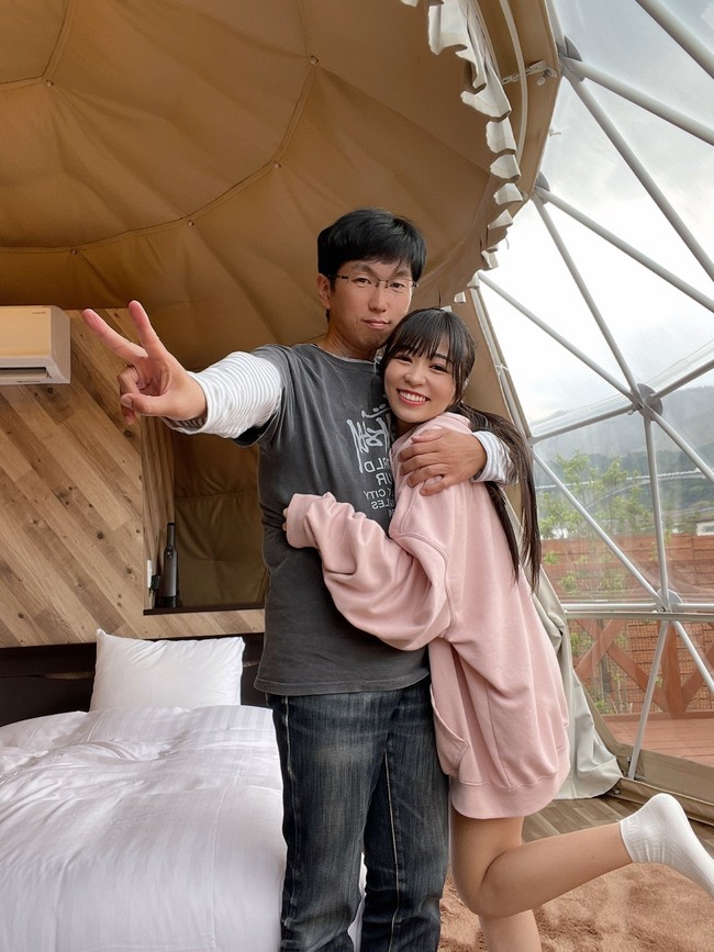 Mitsuo dan Yuki Tomoe adalah pasangan asal Jepang yang jadi viral. Kisah cinta mereka memang bisa dibilang unik. Mereka pertama kali bertemu sebagai penggemar dan idola beberapa tahun lalu.Foto: Twitter @_tomoe_0722