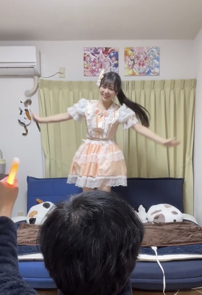 Sejak saat itu, Mitsuo memutuskan untuk mendukung wanita 20 tahun tersebut. Di momen ketika aku melihatnya, aku merasa aku melihat sebuah batu yang bersinar, berkilauan. Walaupun dia baru, penampilannya sangat bagus dan sangat imut. Jadi aku memutuskan untuk mendukungnya, kata Mitsuo dilansir Oddity Central.Foto: Twitter @_tomoe_0722