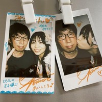 Setiap minggu Mitsuo selalu datang ke pertunjukan grup Yuki meski cukup jauh dari tempat tinggalnya. Pria tersebut menghabiskan waktu hingga lima jam dengan kereta atau delapan jam dengan mobil demi bertemu artis favoritnya. Selain itu, Mitsuo juga rajin berpartisipasi dalam berbagai acara online grup hingga wajahnya diinget sang idola.Foto: Twitter @_tomoe_0722