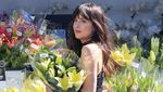 Potret Dakota Johnson di Toko Kembang, Bunganya Kalah Cantik!