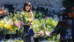 Potret Dakota Johnson di Toko Kembang, Bunganya Kalah Cantik!