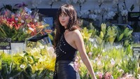 Dakota Johnson sepertinya sadar sorot kamera tak pernah jauh darinya. (Foto: Rachpoot/Bauer-Griffin/GC Images) 