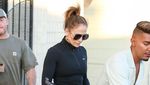 Gaya Santai Jennifer Lopez Pakai Celana Ketat Kulit Buaya