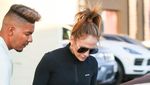 Gaya Santai Jennifer Lopez Pakai Celana Ketat Kulit Buaya