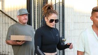 J-Lo mengenakan celana bermotif kulit buaya dengan warna hitam. (Foto: Bellocqimages/Bauer-Griffin/GC Images)  