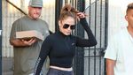 Gaya Santai Jennifer Lopez Pakai Celana Ketat Kulit Buaya