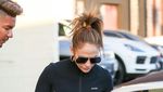 Gaya Santai Jennifer Lopez Pakai Celana Ketat Kulit Buaya