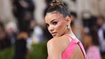 Potret Leslie Grace, Sang Batgirl Pemilik Lekuk Tubuh Sempurna