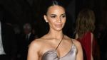 Potret Leslie Grace, Sang Batgirl Pemilik Lekuk Tubuh Sempurna